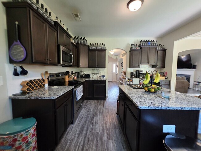 Building Photo - Spacious & Stylish Living Near Camp Lejeune with Expansive Fenced Backyard