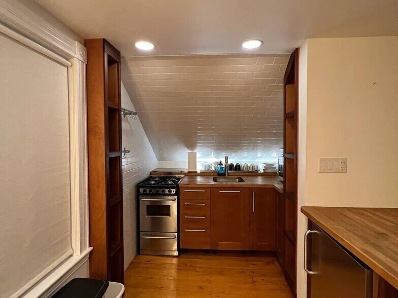 Building Photo - 9 Laurel St