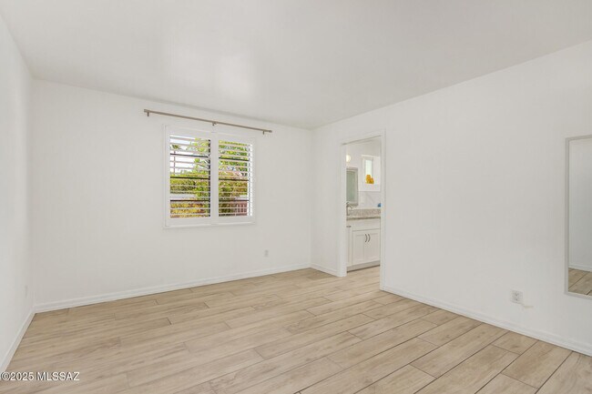 Building Photo - 434 S Vista Del Rio