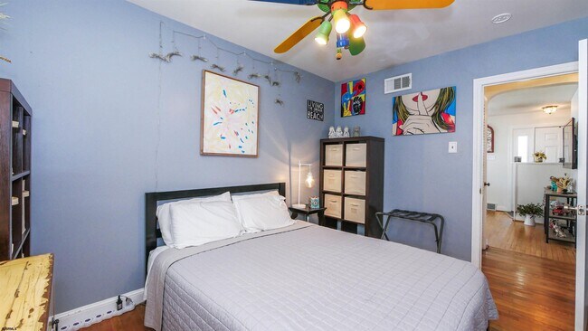 Building Photo - 410 N Mansfield Ave
