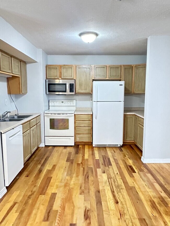 Building Photo - This 3 Bedroom Basement Duplex in Ozark is...