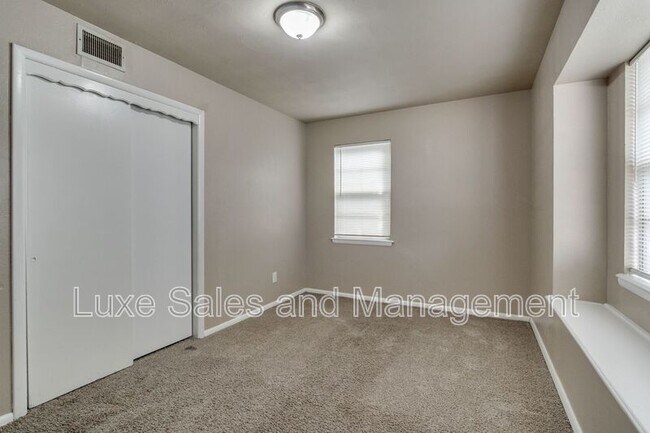 Building Photo - 3005 SW 52nd Pl