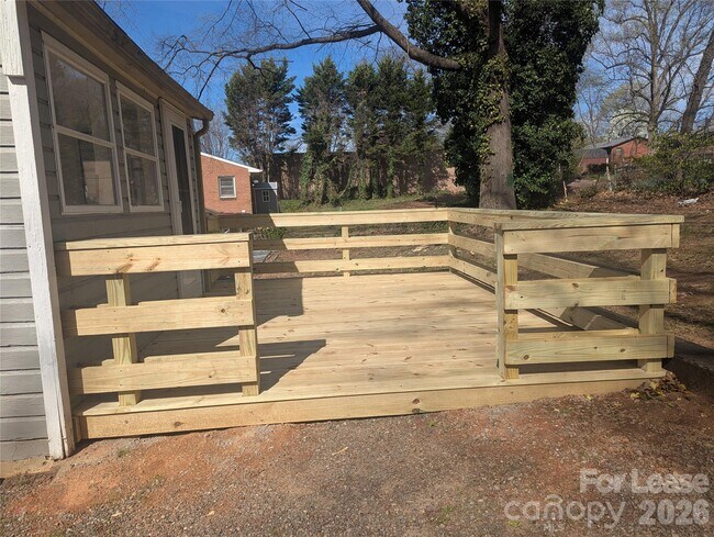 Building Photo - 215 Eastside Dr