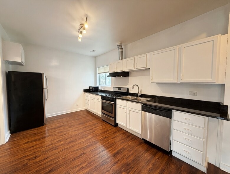 Building Photo - 5833 W Irving Park Rd