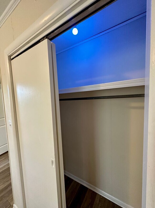 Building Photo - Renovated! Pre-Leasing for Fall 2026 3bd/2ba