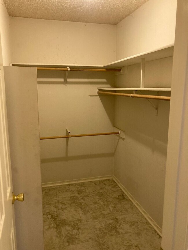 Building Photo - JUST REDUCED!!! 3 Bed / 2 Bath Extremely close to Wedington Exit!