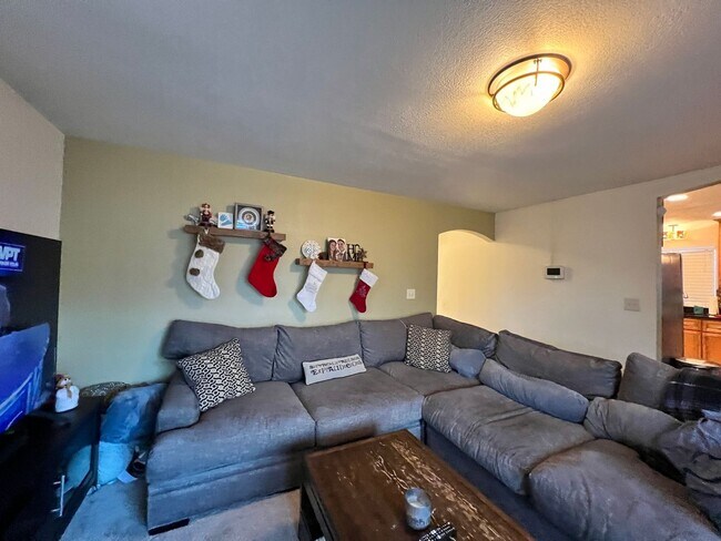Building Photo - Spacious home with large yard & Detached G...