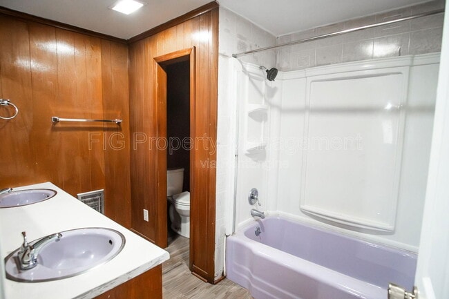 Building Photo - 525 Sewanee St