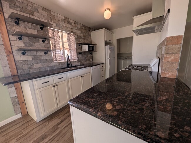 Building Photo - 5034 E 17th St