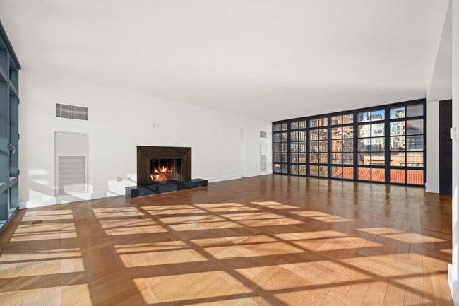 Building Photo - 500 W 21st St