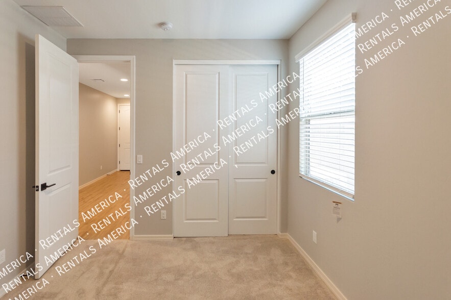 Building Photo - 36033 W San Clemente Ave