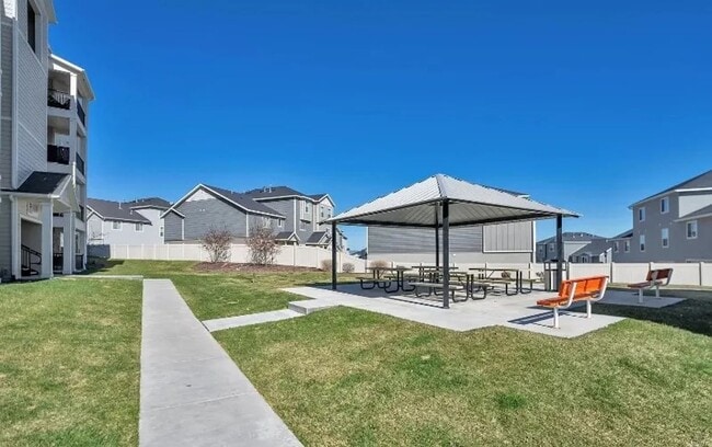 Building Photo - Modern 3 Bed / 2 Bath Condo in Amenity-Ric...