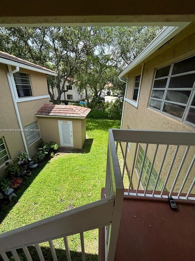 Building Photo - 824 Twin Lakes Dr