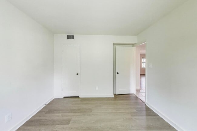 Building Photo - Convenient and Stylish 2-bedroom close to ...