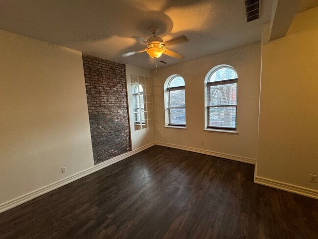 Building Photo - 2027 Russell Blvd