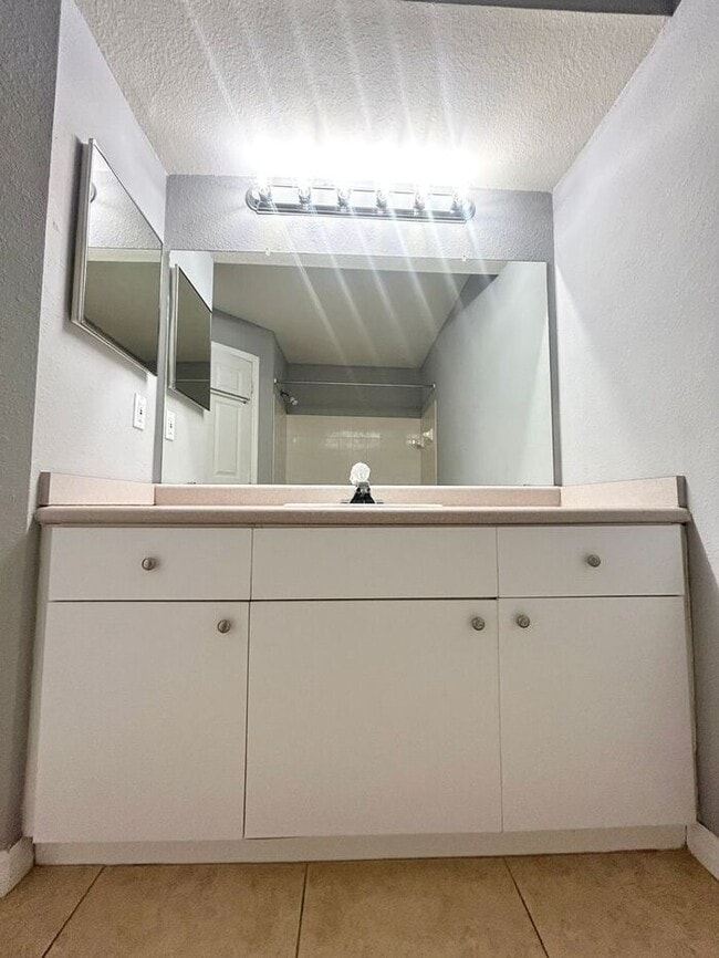 Building Photo - Bright 3rd-Floor 1/1 Condo with Screened Balcony in Park Central!