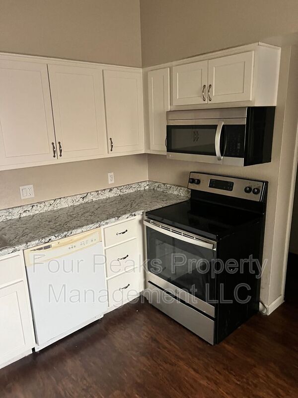 Building Photo - 2813 E Paradise Ln