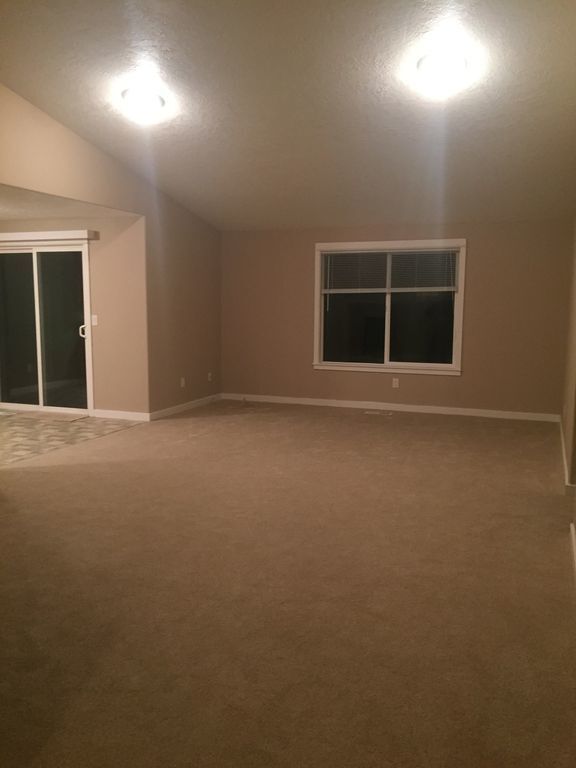 Building Photo - 3 bed/2 bath in Clover Ridge with AC, fenc...