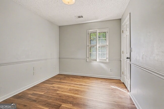 Building Photo - 1527 Ridgewood Dr SW