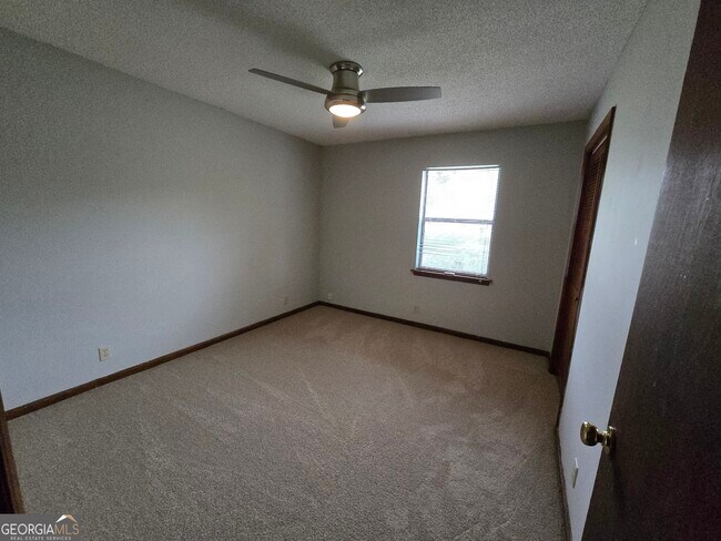 Building Photo - 425 Sunnyside Dr