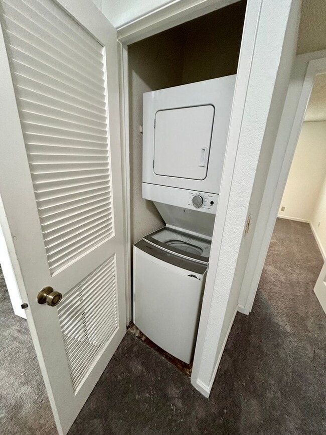 Building Photo - Redwood Glen Townhouse!  Totally remodeled!