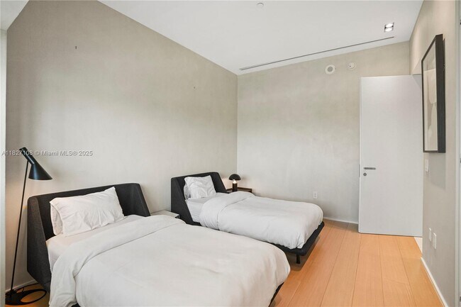 Building Photo - 650 NE 32nd St