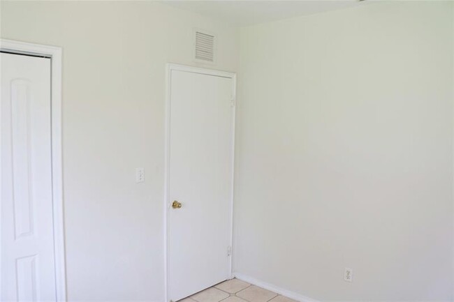 Building Photo - 2640 SW 79th Ave