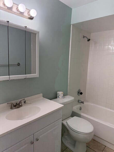 Building Photo - 467 Willow Tree Dr