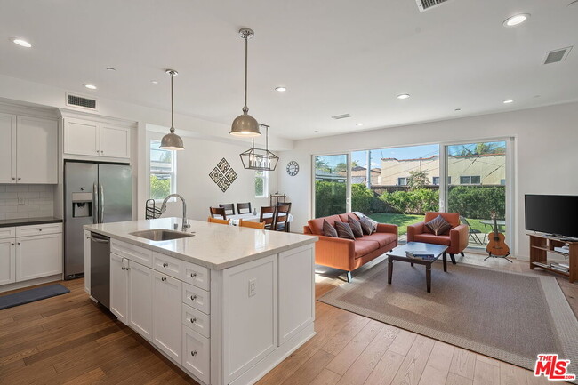 Building Photo - 10833 Tabor St