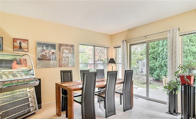 Building Photo - Stylish Upgraded Townhome Near Redmond Town Center & Sammamish Trail