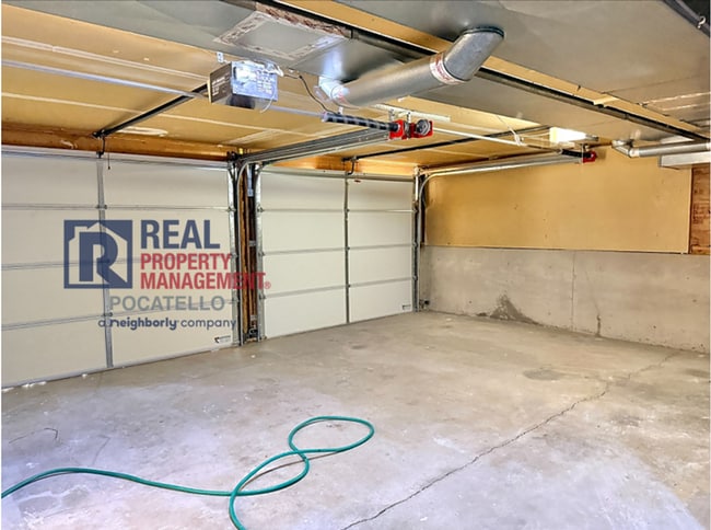 Building Photo - 4 bed 3 bath house - 2 car garage - RV parking