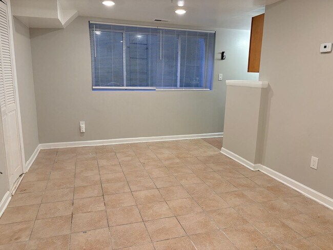 Building Photo - Renovated 3-Bedroom Apartment in Prime SE ...