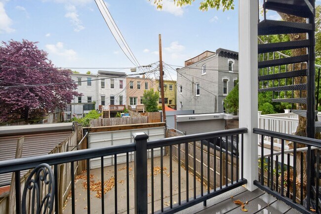 Building Photo - Available Now! 2 Bed // 2.5 Bath Between U...