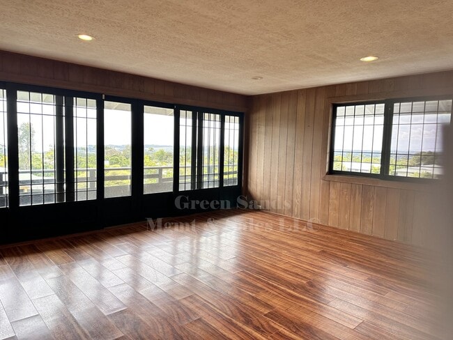 Building Photo - Kaumana Terrace Home