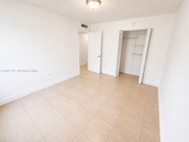 Building Photo - 10800 N Kendall Dr