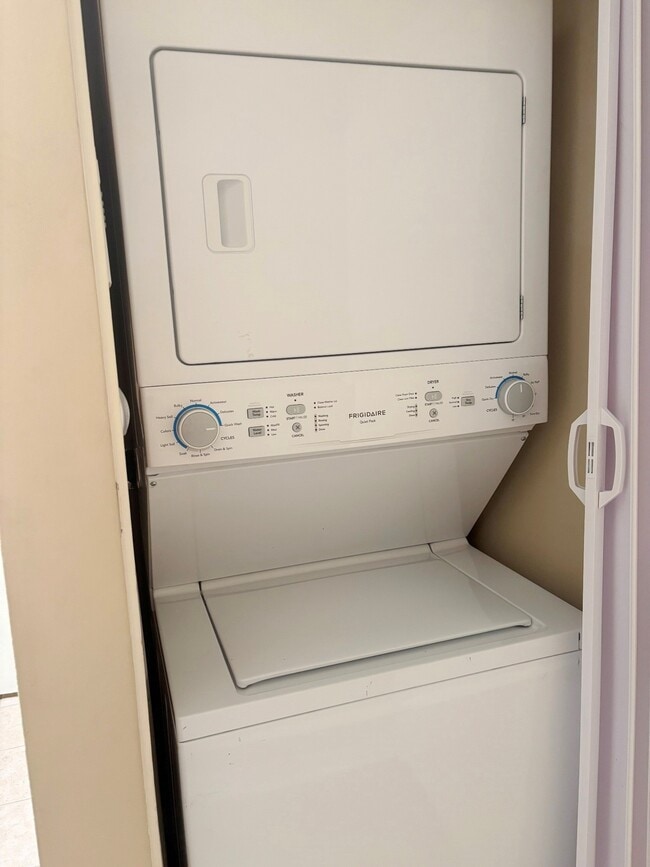 Building Photo - 16723 Clear Oak Way