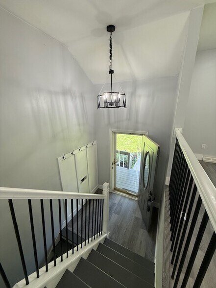 Building Photo - 305 Rollingwood Rd