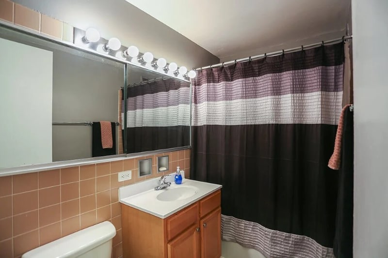 Building Photo - 4602 N Clarendon Ave