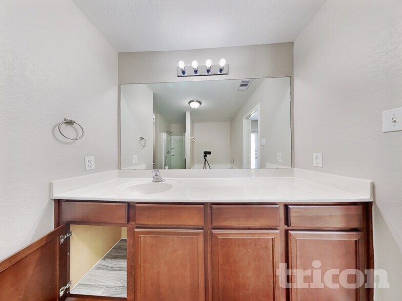 Building Photo - 2402 Regatta Ln