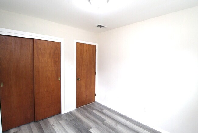 Building Photo - Updated 3-Bedroom Home with Carport & Outdoor Laundry!