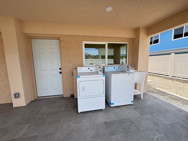 Building Photo - 1674 Kino St