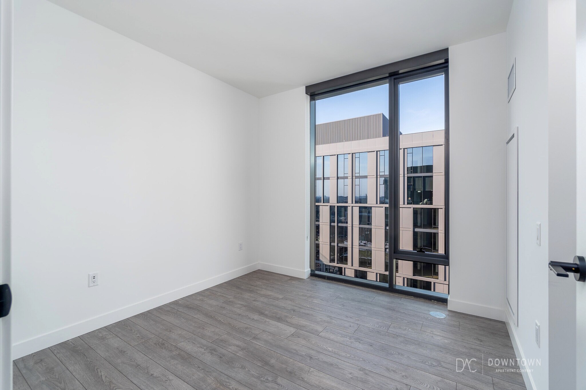 Building Photo - 823 W Madison St