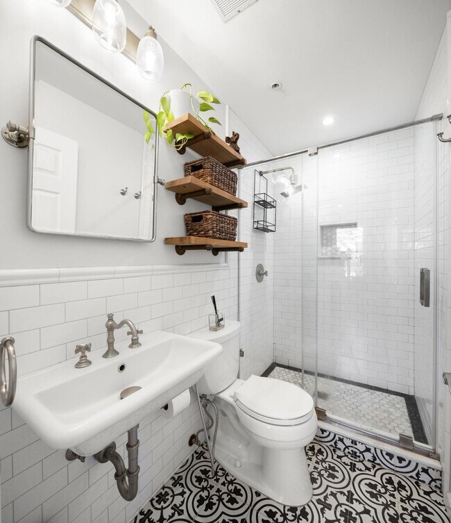 Building Photo - 510 Monroe St