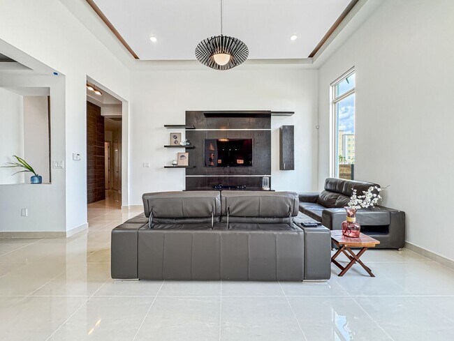 Building Photo - Modern 3-Bed / 3-Bath Home with Pool!