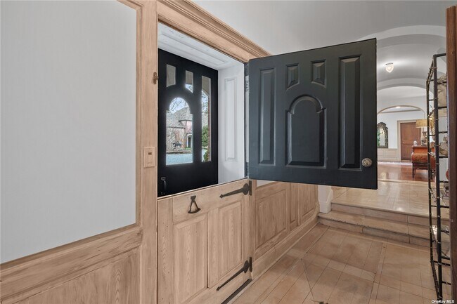 Building Photo - 60 Piping Rock Rd