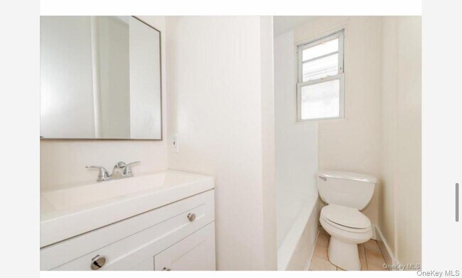 Building Photo - 959 Van Nest Ave