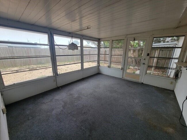 Building Photo - 4010 Cluster Dr