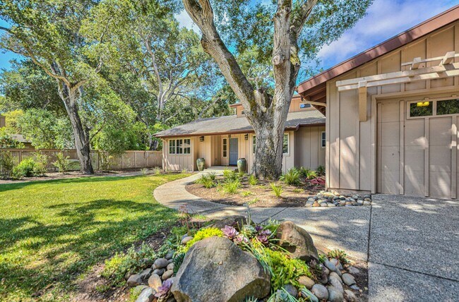 Building Photo - Luxury Living in Corral de Tierra!