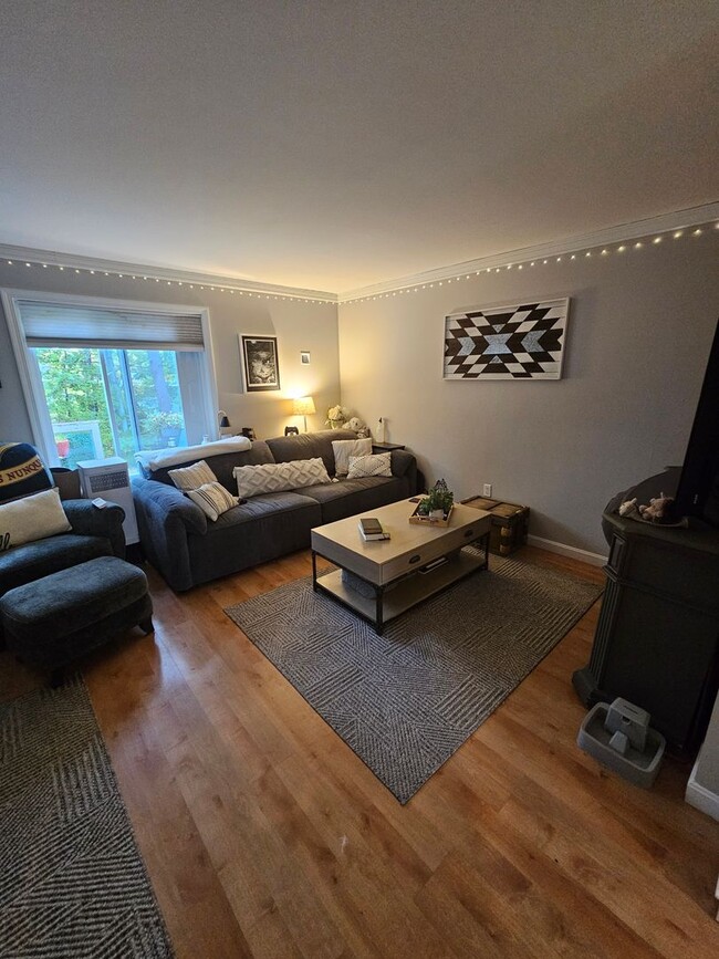 Building Photo - Spacious Portland 3BD/1.5BA Townhouse w/Deck