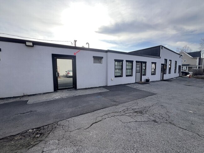 Building Photo - 826 Main St